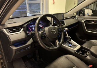 Подержанный автомобиль Toyota RAV4 2020 года (12 фото)