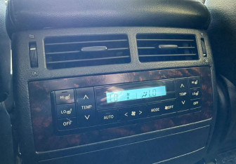 Подержанный автомобиль Toyota Land Cruiser Suv 2011 года (26 фото)