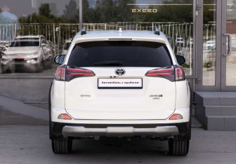Подержанный автомобиль Toyota RAV4 2017 года (6 фото)