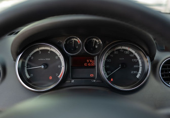 Подержанный автомобиль Peugeot 408 2012 года (12 фото)