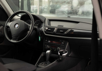 Подержанный автомобиль BMW X1 2011 года (11 фото)