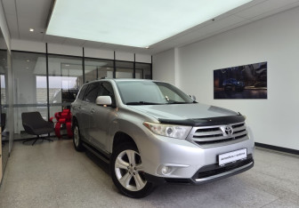 Подержанный автомобиль Toyota Highlander 2011 года (3 фото)