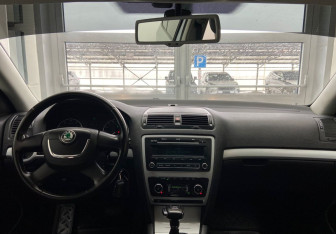 Подержанный автомобиль Skoda Octavia Liftback 2009 года (12 фото)