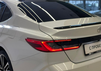 Подержанный автомобиль Toyota Camry Sedan 2024 года (8 фото)