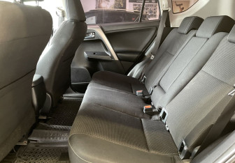 Подержанный автомобиль Toyota RAV4 2017 года (9 фото)