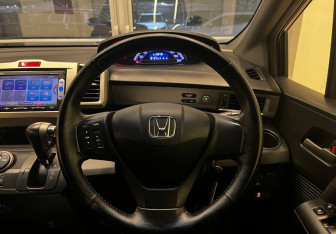 Подержанный автомобиль Honda Freed 2014 года (11 фото)