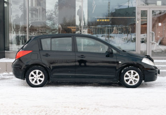 Подержанный автомобиль Nissan Tiida Hatchback 2008 года (4 фото)
