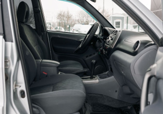 Подержанный автомобиль Toyota RAV4 2003 года (18 фото)