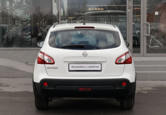 Подержанный автомобиль Nissan Qashqai 2012 года (6 фото)