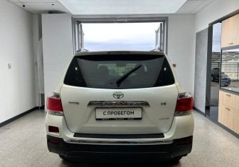 Подержанный автомобиль Toyota Highlander 2013 года (5 фото)