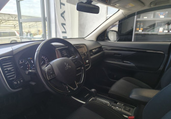 Подержанный автомобиль Mitsubishi Outlander 2021 года (7 фото)
