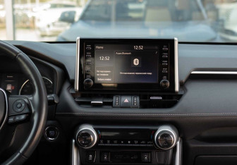 Подержанный автомобиль Toyota RAV4 2020 года (14 фото)
