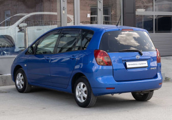 Подержанный автомобиль Toyota Corolla Spacio 2002 года (7 фото)