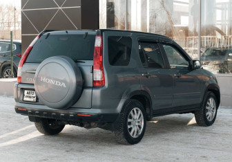 Подержанный автомобиль Honda CR-V 2005 года (5 фото)