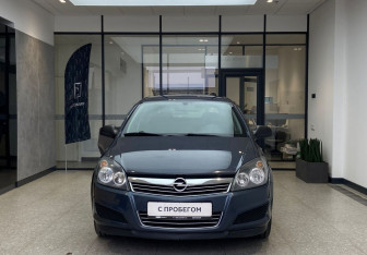 Подержанный автомобиль Opel Astra Hatchback 2011 года (2 фото)