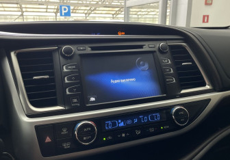 Подержанный автомобиль Toyota Highlander 2014 года (15 фото)