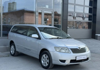 Подержанный автомобиль Toyota Corolla Wagon 2004 года (3 фото)