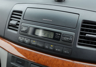 Подержанный автомобиль Toyota Mark II Sedan 2002 года (13 фото)