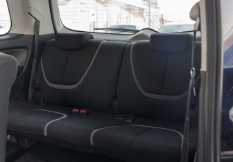 Подержанный автомобиль Mazda Biante 2009 года (16 фото)