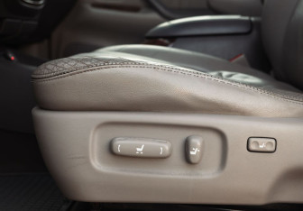 Подержанный автомобиль Toyota Sequoia 2004 года (18 фото)