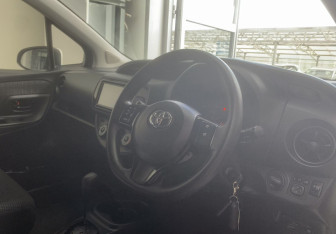 Подержанный автомобиль Toyota Vitz 2018 года (10 фото)