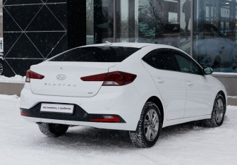 Подержанный автомобиль Hyundai Elantra Sedan 2019 года (5 фото)