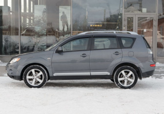 Подержанный автомобиль Mitsubishi Outlander 2007 года (8 фото)