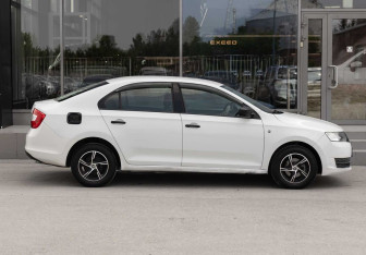 Подержанный автомобиль Skoda Rapid Liftback 2017 года (4 фото)