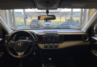 Подержанный автомобиль Toyota RAV4 2017 года (10 фото)