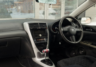 Подержанный автомобиль Toyota Caldina 2003 года (10 фото)