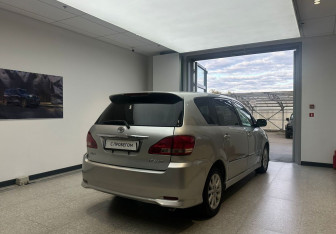 Подержанный автомобиль Toyota Ipsum 2002 года (5 фото)