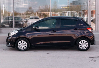 Подержанный автомобиль Toyota Vitz 2013 года (8 фото)