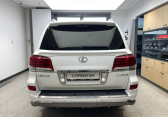 Подержанный автомобиль Lexus LX 2014 года (6 фото)