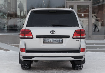 Подержанный автомобиль Toyota Land Cruiser Suv 2008 года (6 фото)