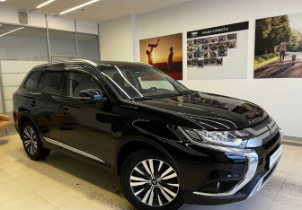 Подержанный автомобиль Mitsubishi Outlander 2020 года (4 фото)