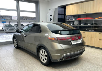 Подержанный автомобиль Honda Civic Hatchback 2007 года (7 фото)