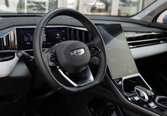 Подержанный автомобиль Geely Atlas 2024 года (11 фото)