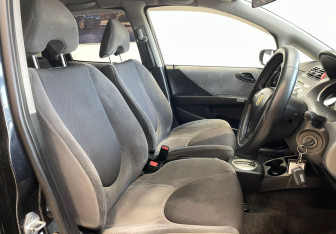 Подержанный автомобиль Honda Fit 2006 года (9 фото)