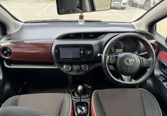Подержанный автомобиль Toyota Vitz 2017 года (11 фото)
