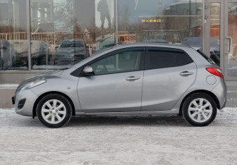 Подержанный автомобиль Mazda Demio 2014 года (8 фото)