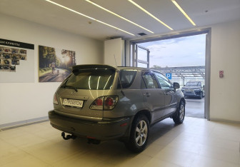 Подержанный автомобиль Lexus RX 2001 года (4 фото)