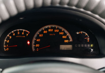 Подержанный автомобиль Toyota Ipsum 2001 года (12 фото)