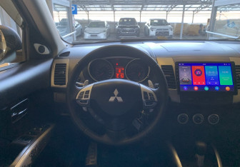 Подержанный автомобиль Mitsubishi Outlander 2008 года (14 фото)