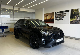 Подержанный автомобиль Toyota RAV4 2021 года (3 фото)