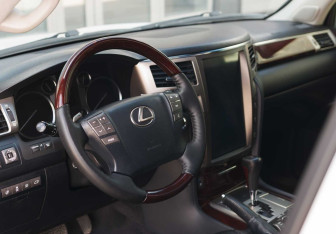 Подержанный автомобиль Lexus LX 2013 года (11 фото)