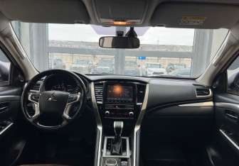 Подержанный автомобиль Mitsubishi Pajero Sport 2022 года (17 фото)