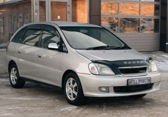 Подержанный автомобиль Toyota Nadia 1999 года (3 фото)