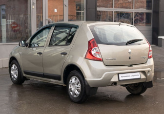 Подержанный автомобиль Renault Sandero 2011 года (7 фото)