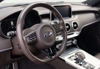 Подержанный автомобиль Kia Stinger 2018 года (11 фото)