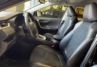 Подержанный автомобиль Toyota RAV4 2021 года (8 фото)